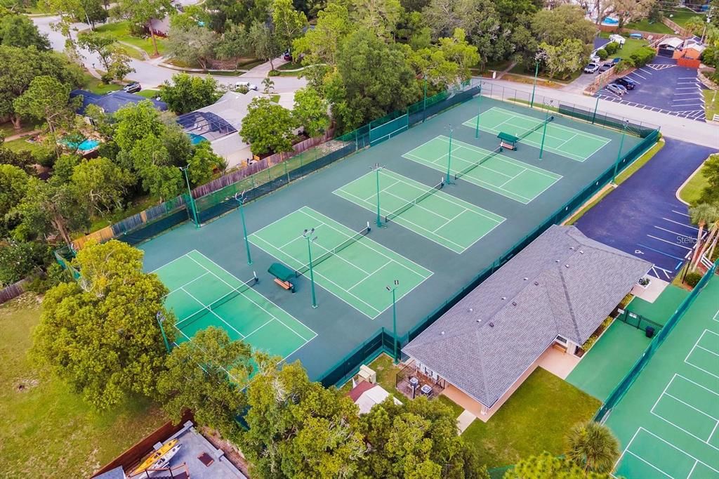 合同活跃: $700,000 (4 贝兹, 2 浴室, 2227 平方英尺)