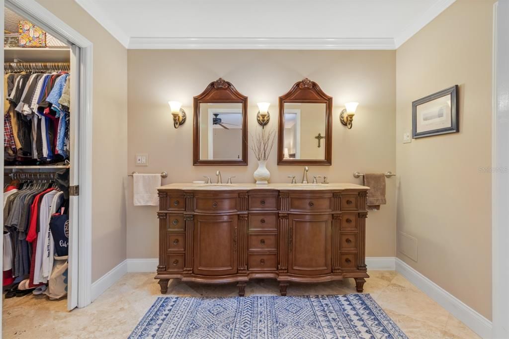 合同活跃: $700,000 (4 贝兹, 2 浴室, 2227 平方英尺)