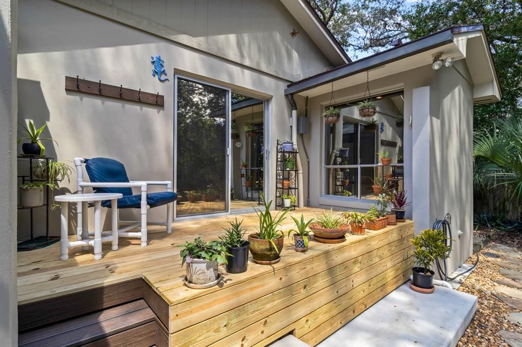 合同活跃: $700,000 (4 贝兹, 2 浴室, 2227 平方英尺)