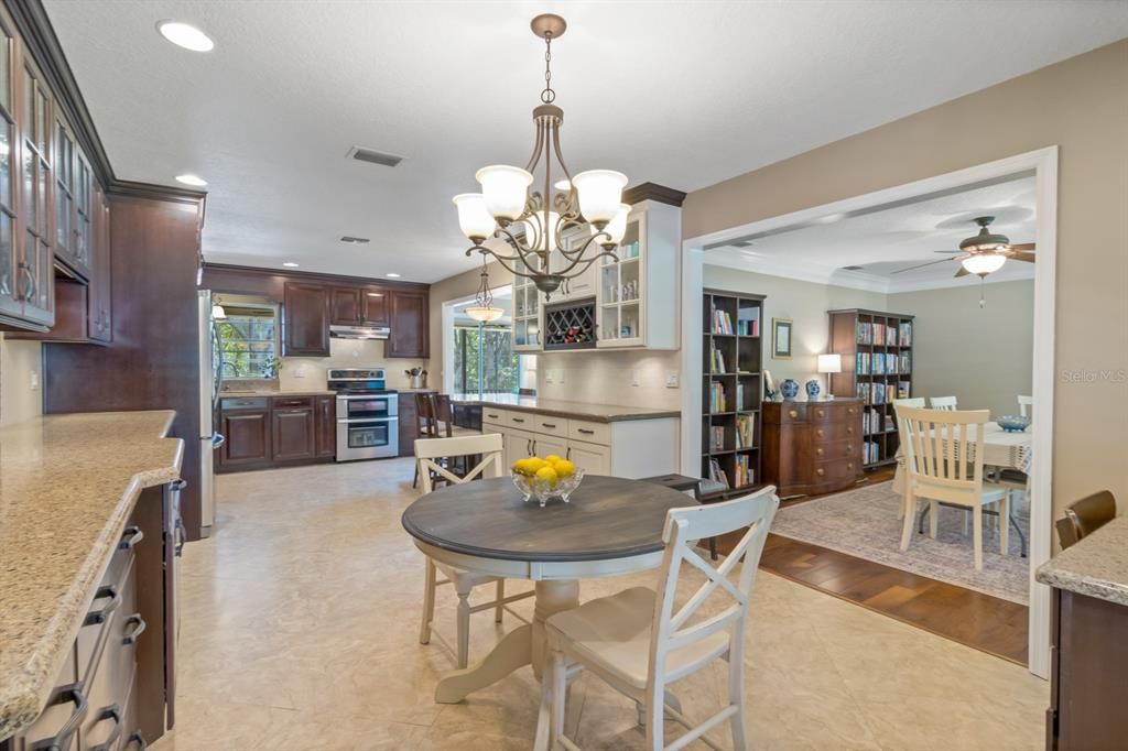 合同活跃: $700,000 (4 贝兹, 2 浴室, 2227 平方英尺)