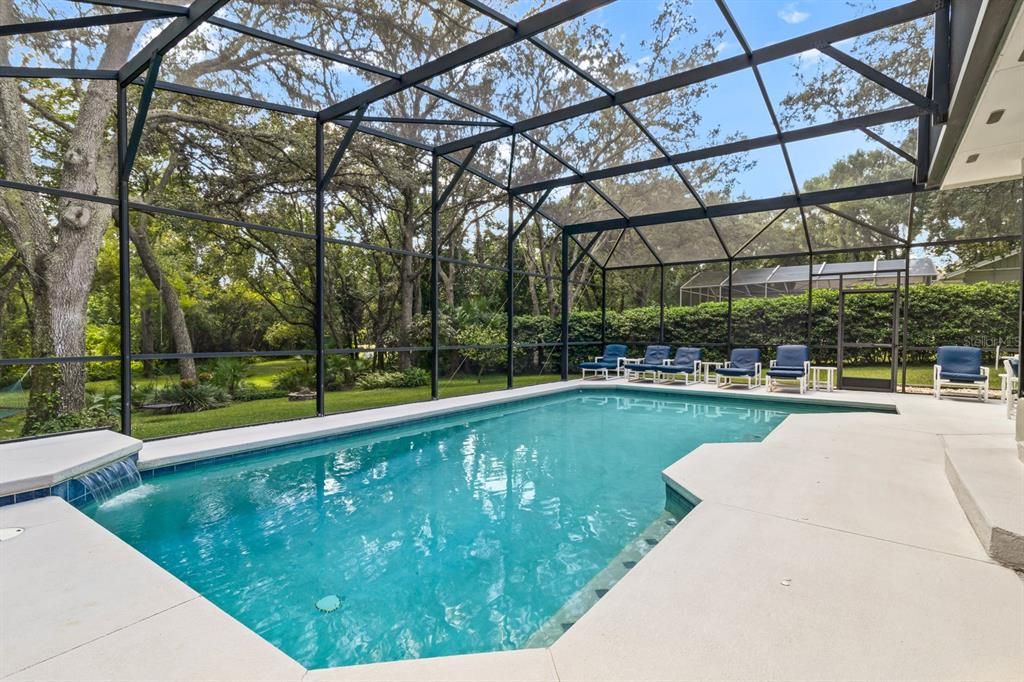 合同活跃: $700,000 (4 贝兹, 2 浴室, 2227 平方英尺)