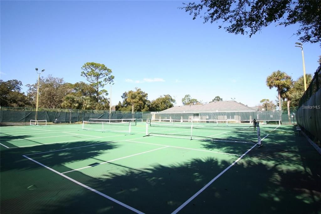 合同活跃: $700,000 (4 贝兹, 2 浴室, 2227 平方英尺)