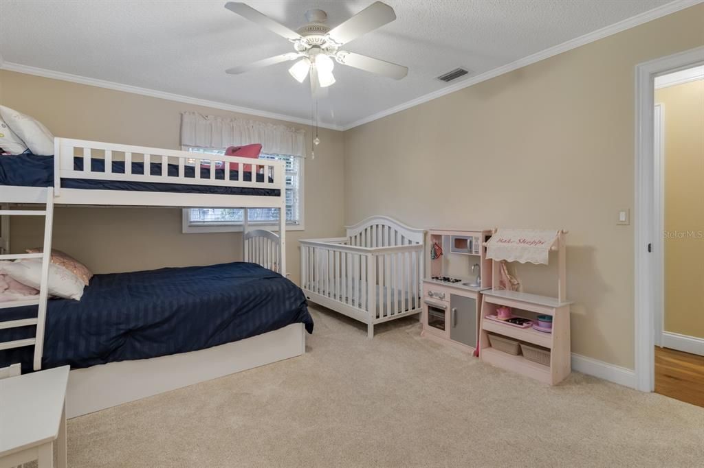 合同活跃: $700,000 (4 贝兹, 2 浴室, 2227 平方英尺)