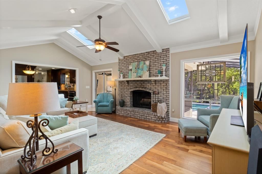 合同活跃: $700,000 (4 贝兹, 2 浴室, 2227 平方英尺)