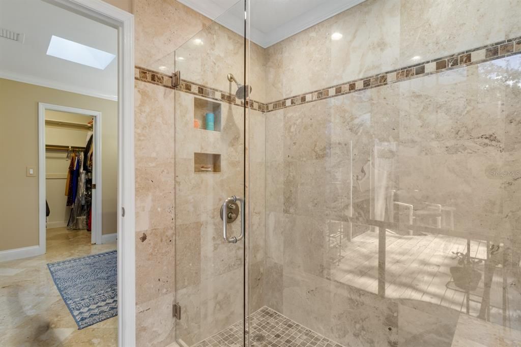 合同活跃: $700,000 (4 贝兹, 2 浴室, 2227 平方英尺)