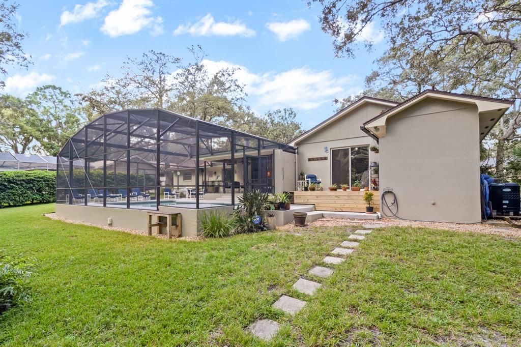 合同活跃: $700,000 (4 贝兹, 2 浴室, 2227 平方英尺)