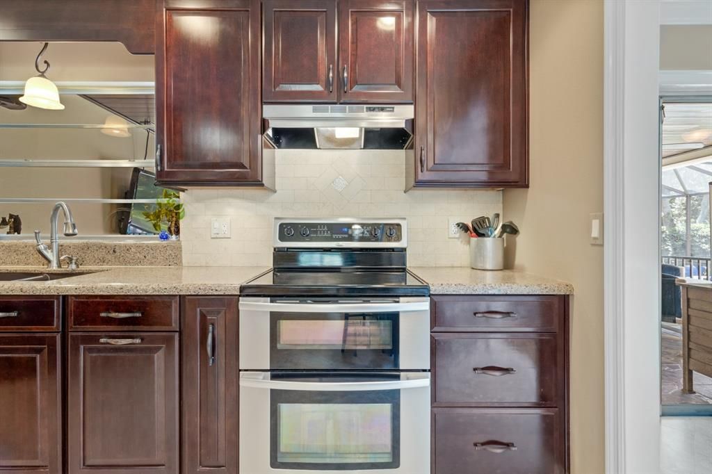 合同活跃: $700,000 (4 贝兹, 2 浴室, 2227 平方英尺)