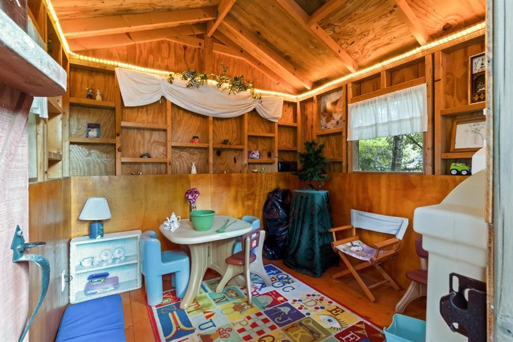 合同活跃: $700,000 (4 贝兹, 2 浴室, 2227 平方英尺)