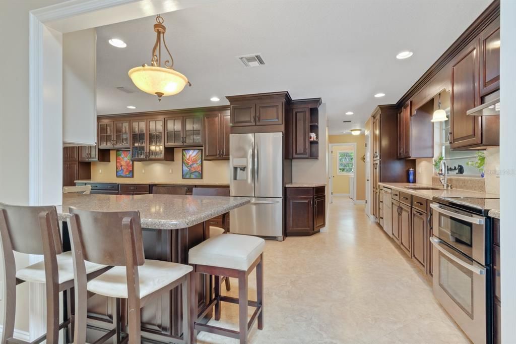 合同活跃: $700,000 (4 贝兹, 2 浴室, 2227 平方英尺)