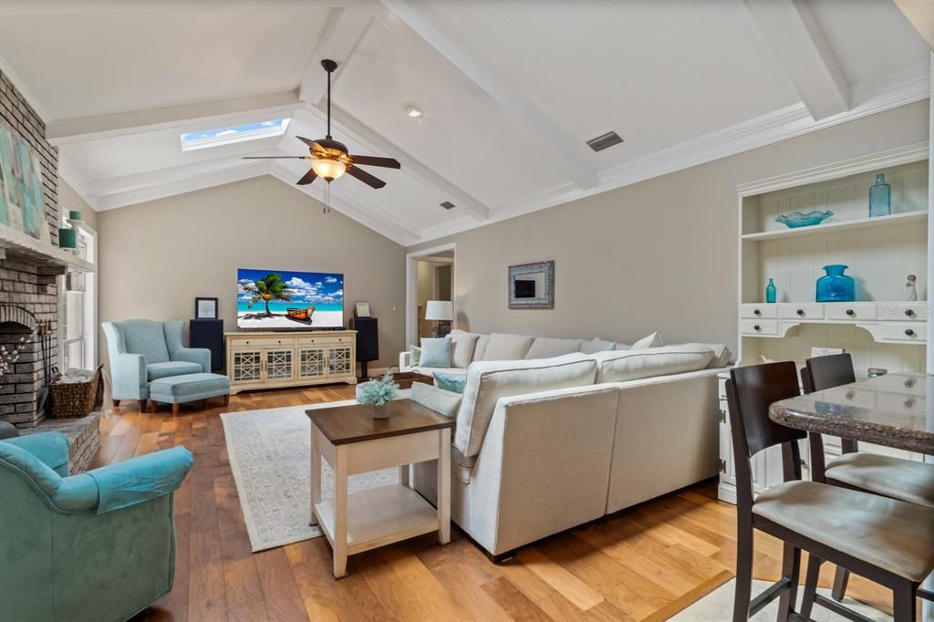 合同活跃: $700,000 (4 贝兹, 2 浴室, 2227 平方英尺)