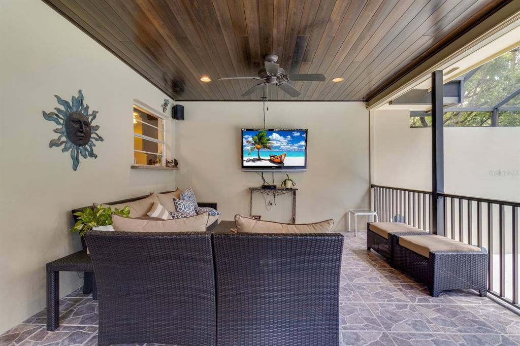 合同活跃: $700,000 (4 贝兹, 2 浴室, 2227 平方英尺)