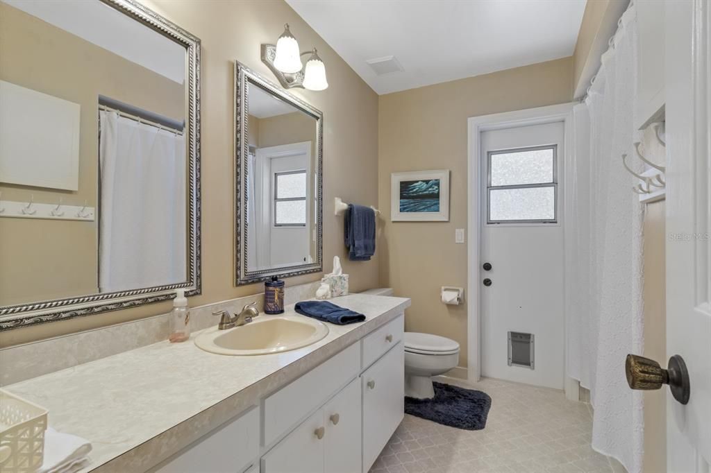 合同活跃: $700,000 (4 贝兹, 2 浴室, 2227 平方英尺)