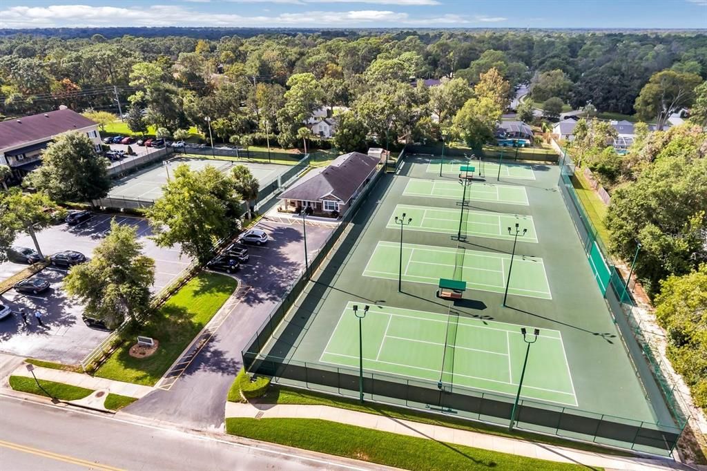 合同活跃: $700,000 (4 贝兹, 2 浴室, 2227 平方英尺)