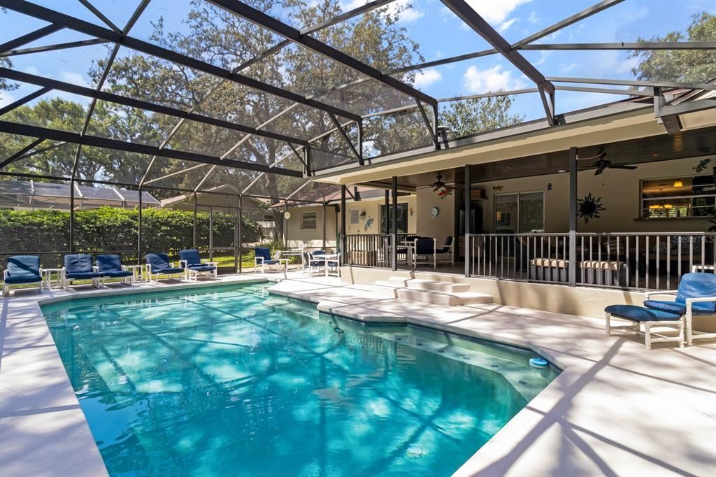 合同活跃: $700,000 (4 贝兹, 2 浴室, 2227 平方英尺)