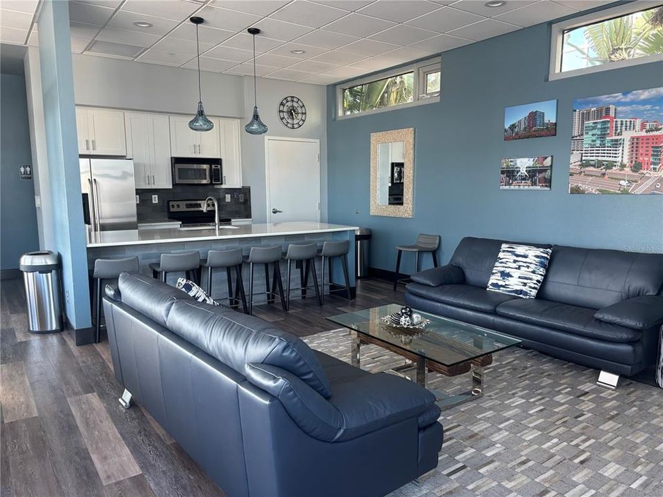 На продажу: $399,900 (2 спален, 1 ванн, 1050 Квадратных фут)