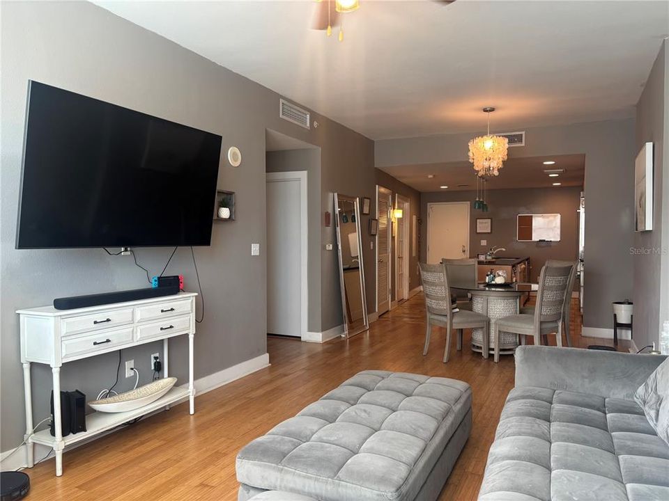 На продажу: $399,900 (2 спален, 1 ванн, 1050 Квадратных фут)