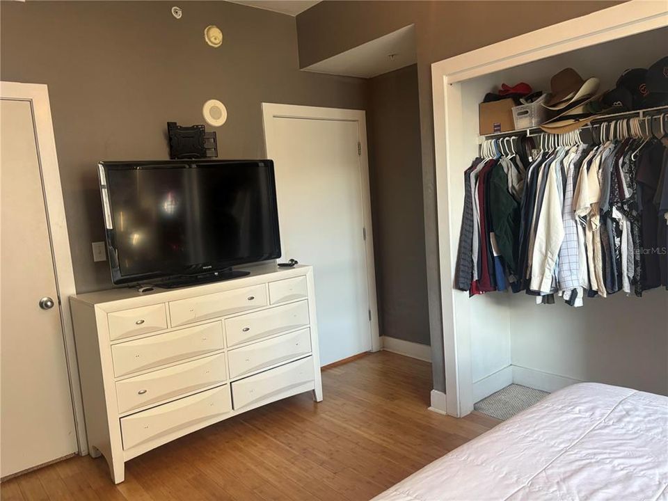 На продажу: $399,900 (2 спален, 1 ванн, 1050 Квадратных фут)