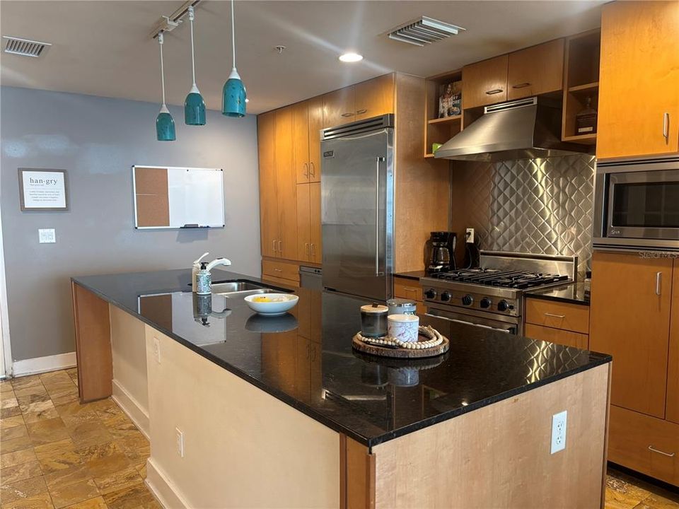 На продажу: $399,900 (2 спален, 1 ванн, 1050 Квадратных фут)