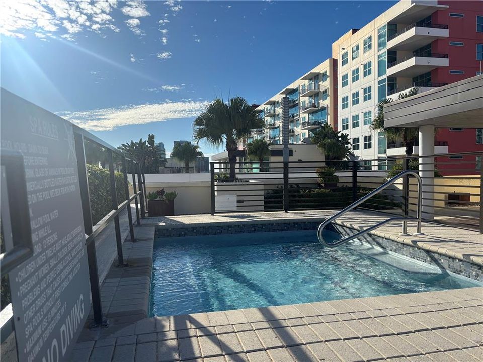 На продажу: $399,900 (2 спален, 1 ванн, 1050 Квадратных фут)