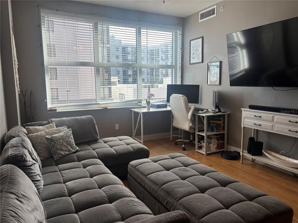 На продажу: $399,900 (2 спален, 1 ванн, 1050 Квадратных фут)