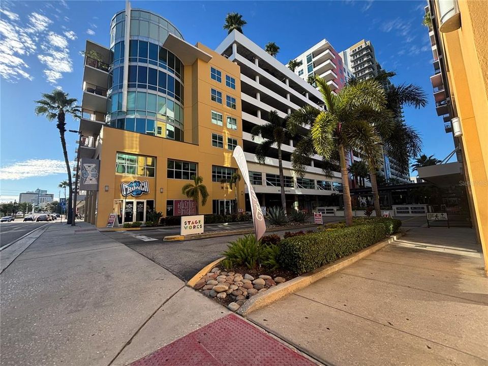 На продажу: $399,900 (2 спален, 1 ванн, 1050 Квадратных фут)