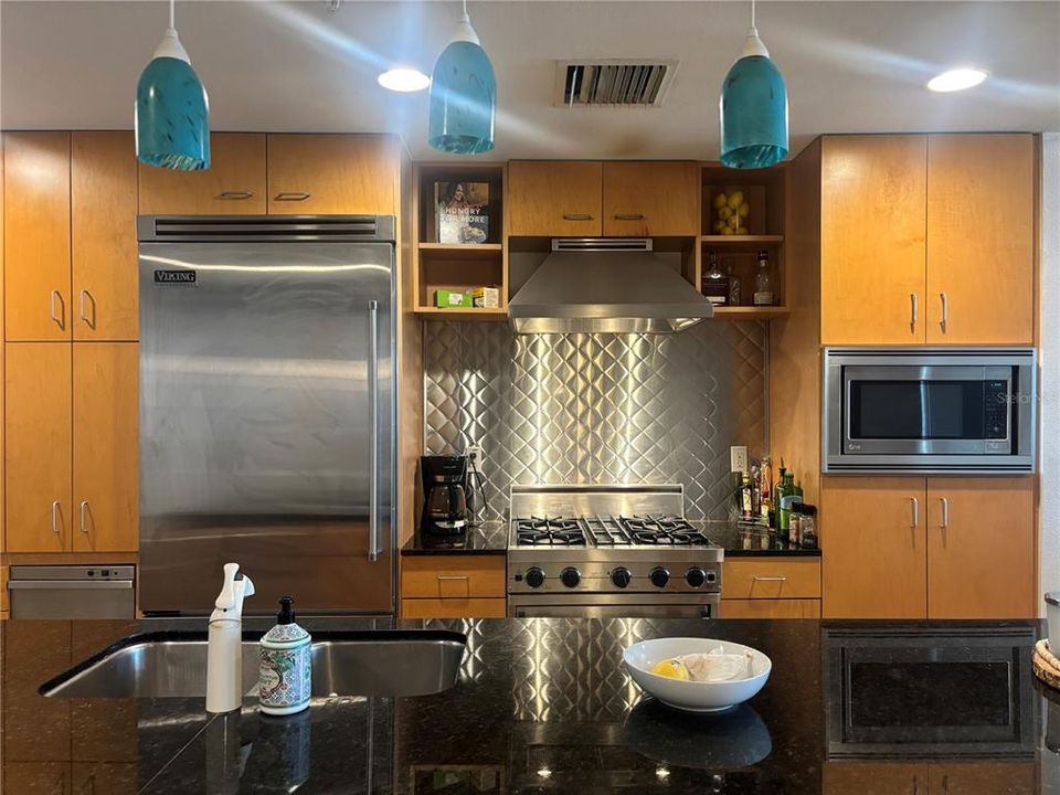 На продажу: $399,900 (2 спален, 1 ванн, 1050 Квадратных фут)