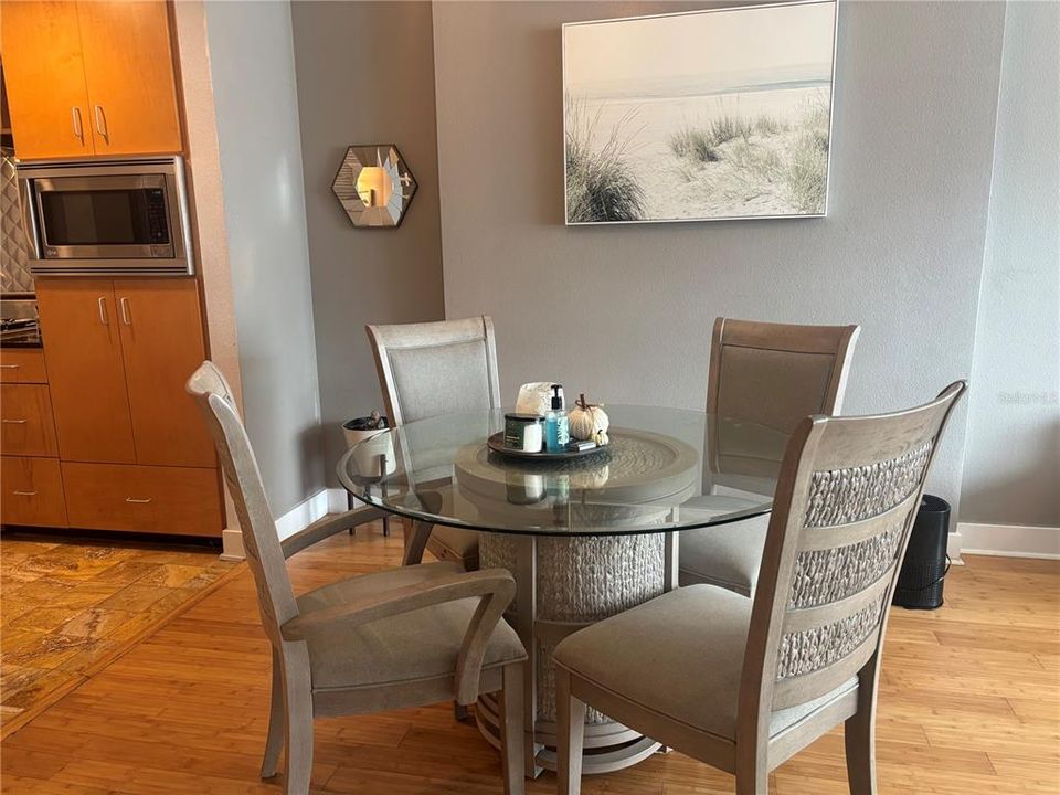 На продажу: $399,900 (2 спален, 1 ванн, 1050 Квадратных фут)