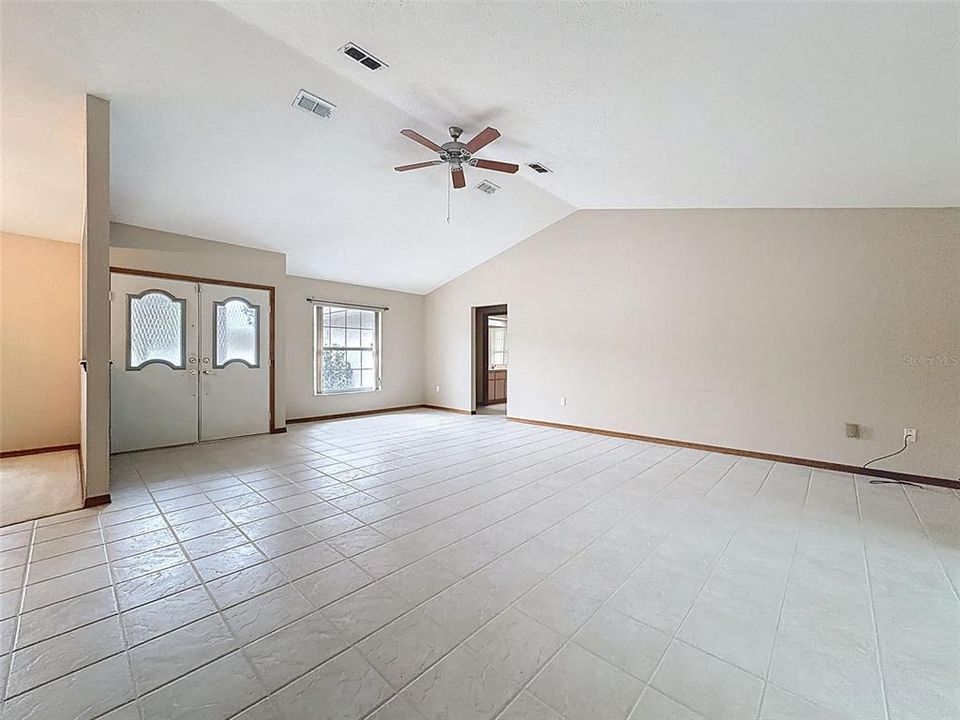 合同活跃: $350,000 (3 贝兹, 2 浴室, 1824 平方英尺)