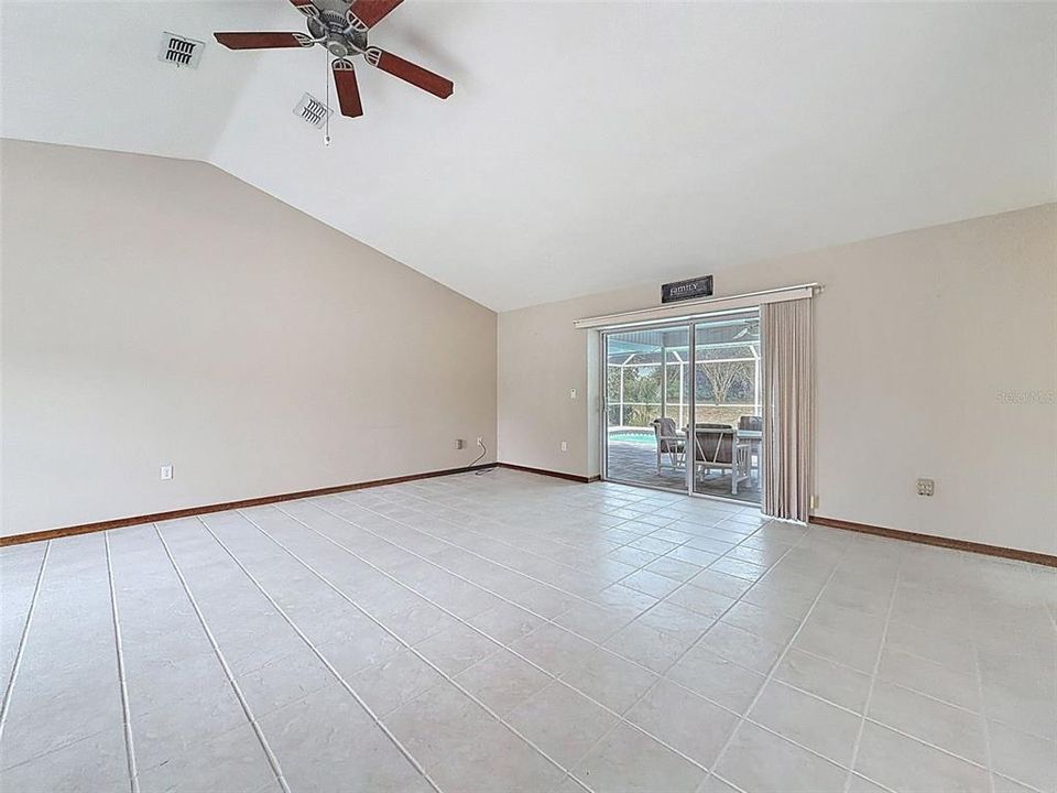 合同活跃: $350,000 (3 贝兹, 2 浴室, 1824 平方英尺)