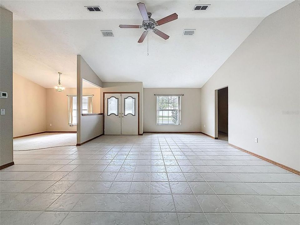 合同活跃: $350,000 (3 贝兹, 2 浴室, 1824 平方英尺)