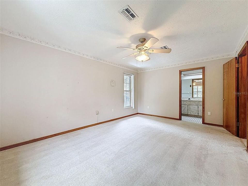 合同活跃: $350,000 (3 贝兹, 2 浴室, 1824 平方英尺)