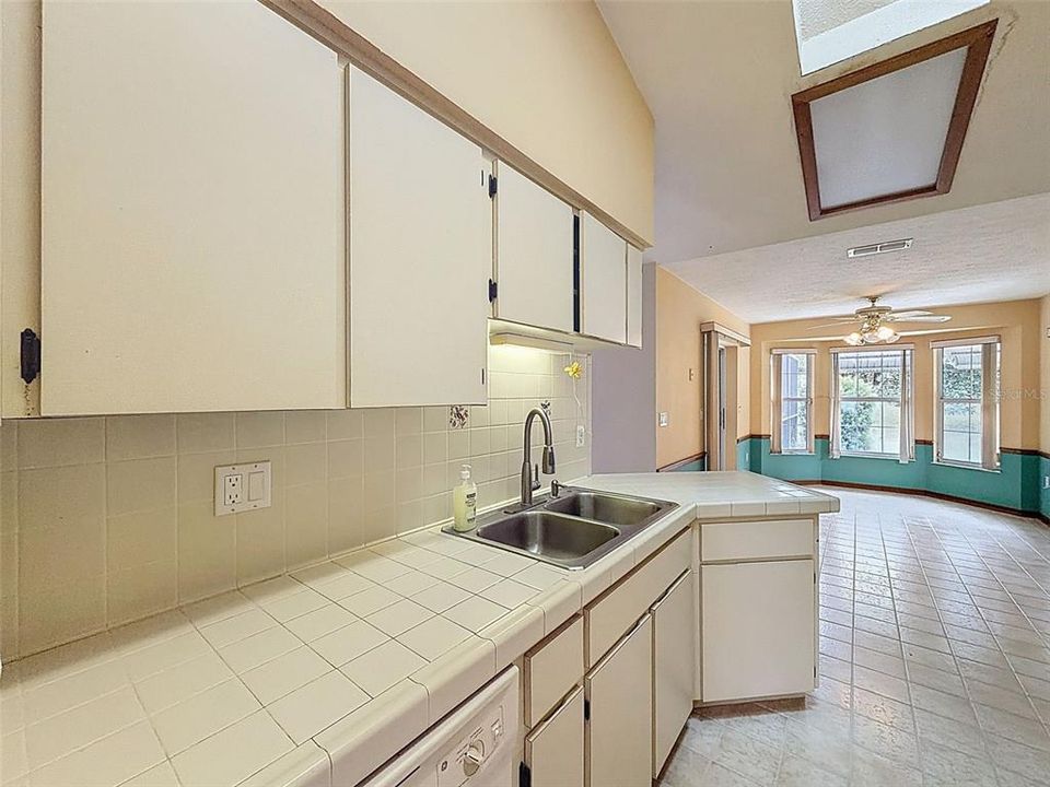 合同活跃: $350,000 (3 贝兹, 2 浴室, 1824 平方英尺)