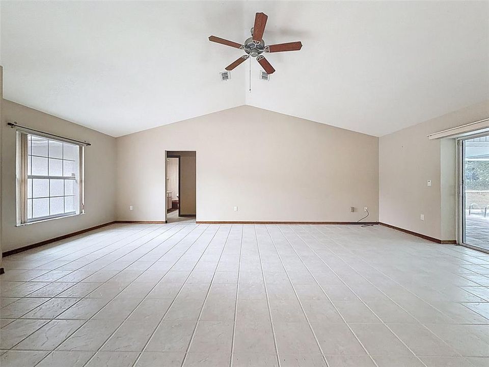 合同活跃: $350,000 (3 贝兹, 2 浴室, 1824 平方英尺)