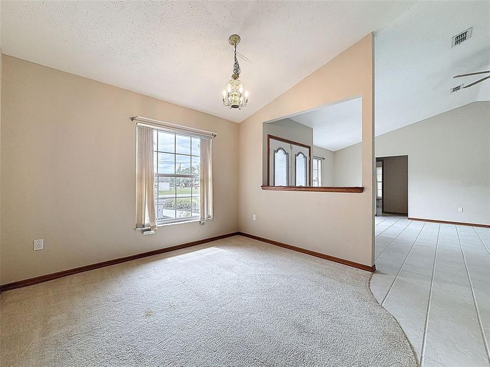 合同活跃: $350,000 (3 贝兹, 2 浴室, 1824 平方英尺)