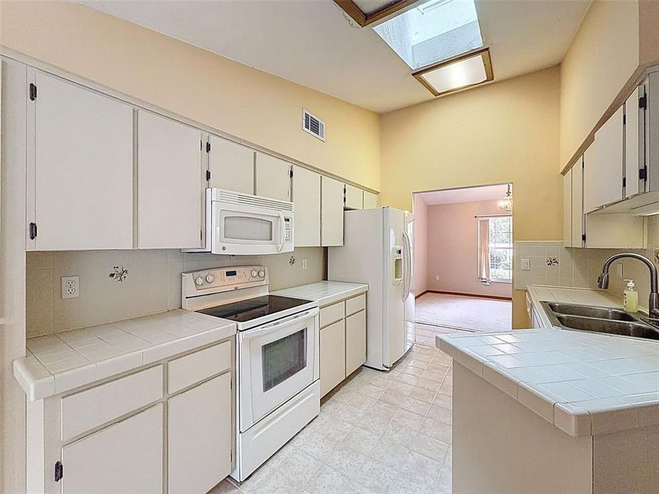 合同活跃: $350,000 (3 贝兹, 2 浴室, 1824 平方英尺)