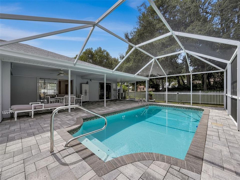 合同活跃: $350,000 (3 贝兹, 2 浴室, 1824 平方英尺)