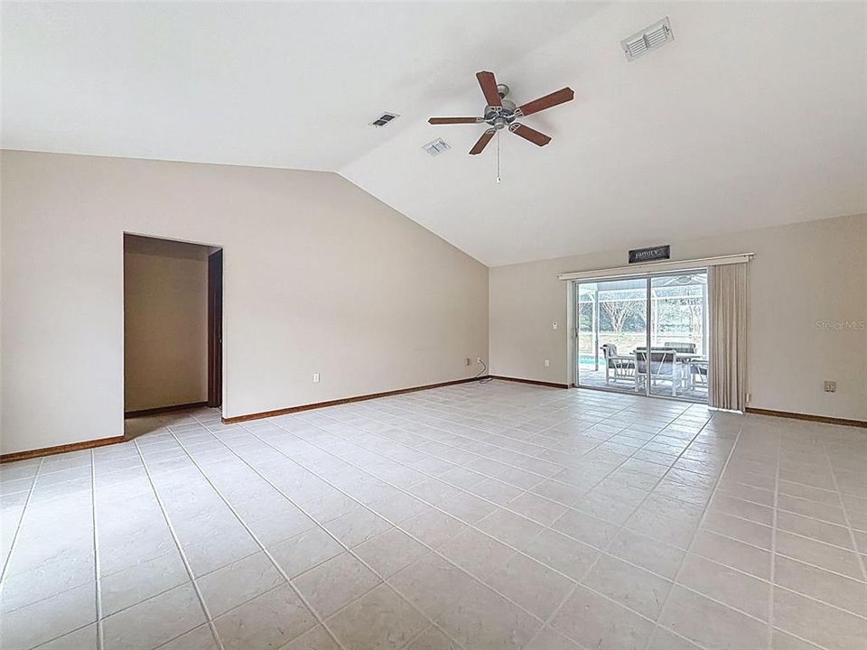 合同活跃: $350,000 (3 贝兹, 2 浴室, 1824 平方英尺)