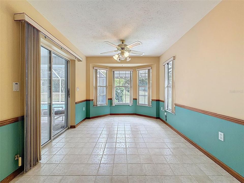 合同活跃: $350,000 (3 贝兹, 2 浴室, 1824 平方英尺)