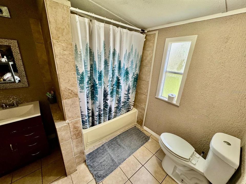 待售: $210,000 (4 贝兹, 2 浴室, 1064 平方英尺)