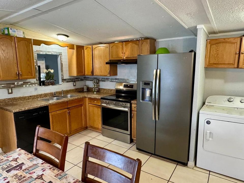 待售: $210,000 (4 贝兹, 2 浴室, 1064 平方英尺)