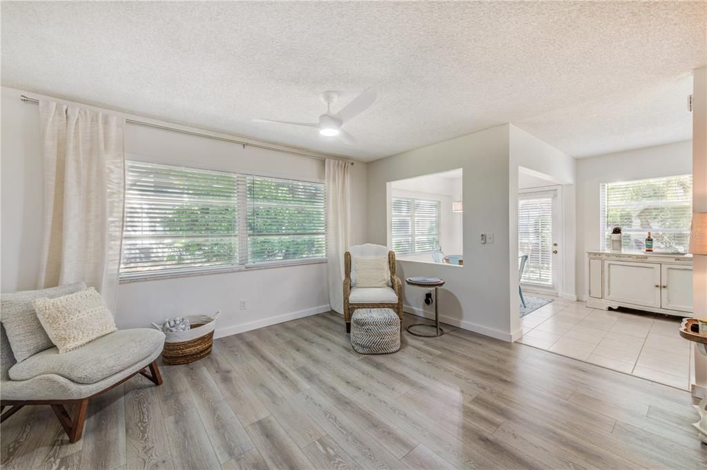 For Sale: $219,900 (2 beds, 2 baths, 1000 Square Feet)