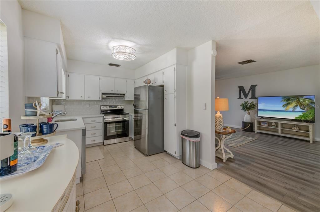 For Sale: $219,900 (2 beds, 2 baths, 1000 Square Feet)