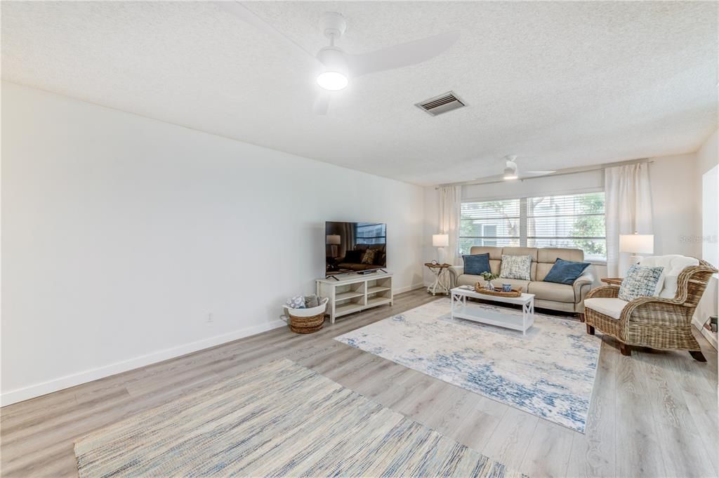 For Sale: $219,900 (2 beds, 2 baths, 1000 Square Feet)