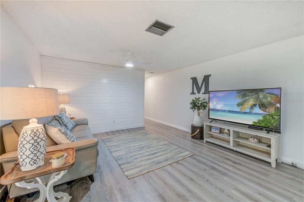 For Sale: $219,900 (2 beds, 2 baths, 1000 Square Feet)