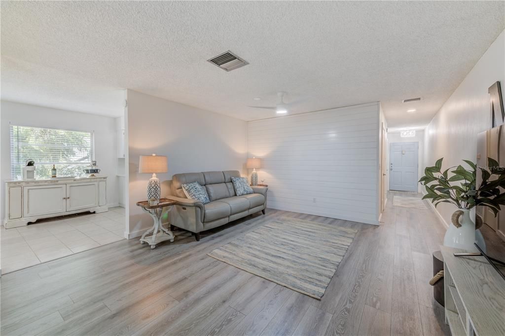 For Sale: $219,900 (2 beds, 2 baths, 1000 Square Feet)