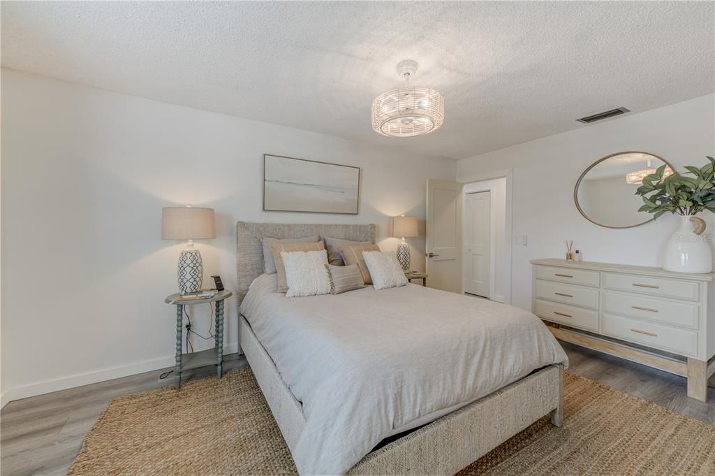 For Sale: $219,900 (2 beds, 2 baths, 1000 Square Feet)