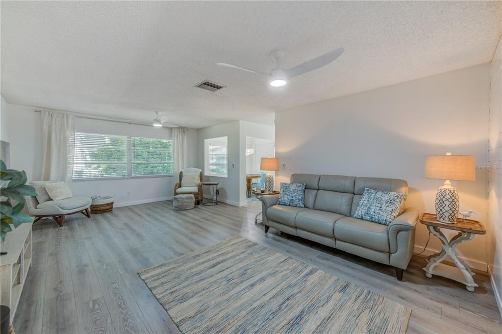 For Sale: $219,900 (2 beds, 2 baths, 1000 Square Feet)