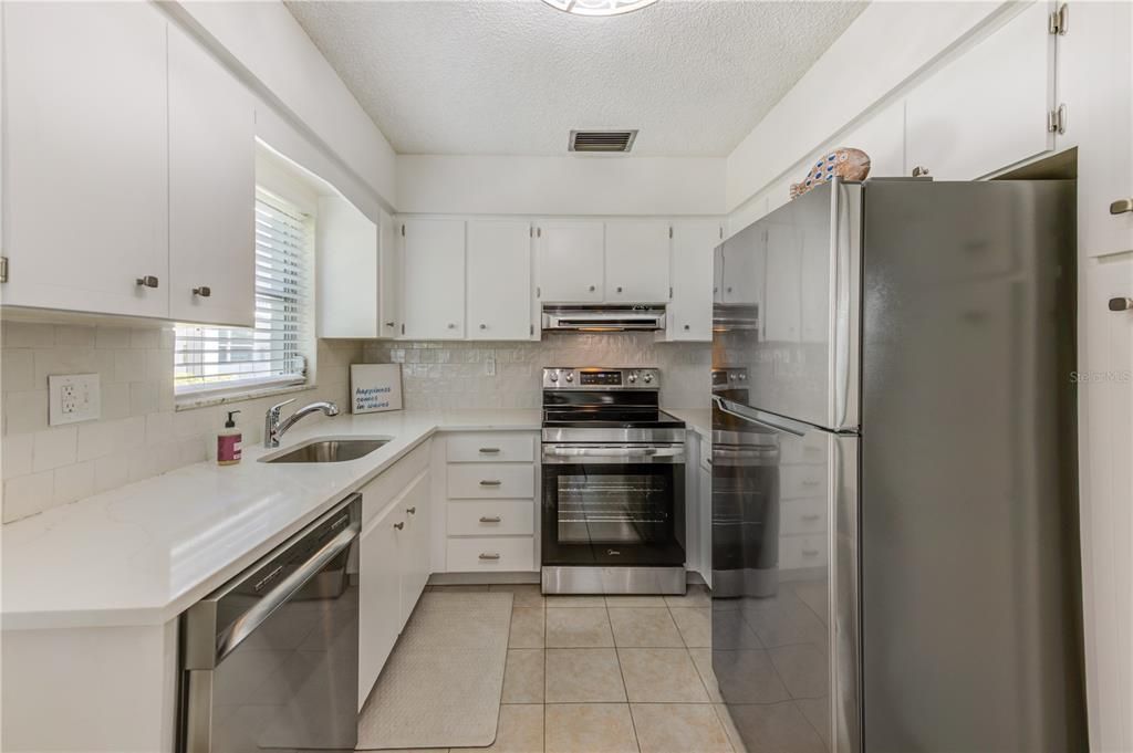 For Sale: $219,900 (2 beds, 2 baths, 1000 Square Feet)