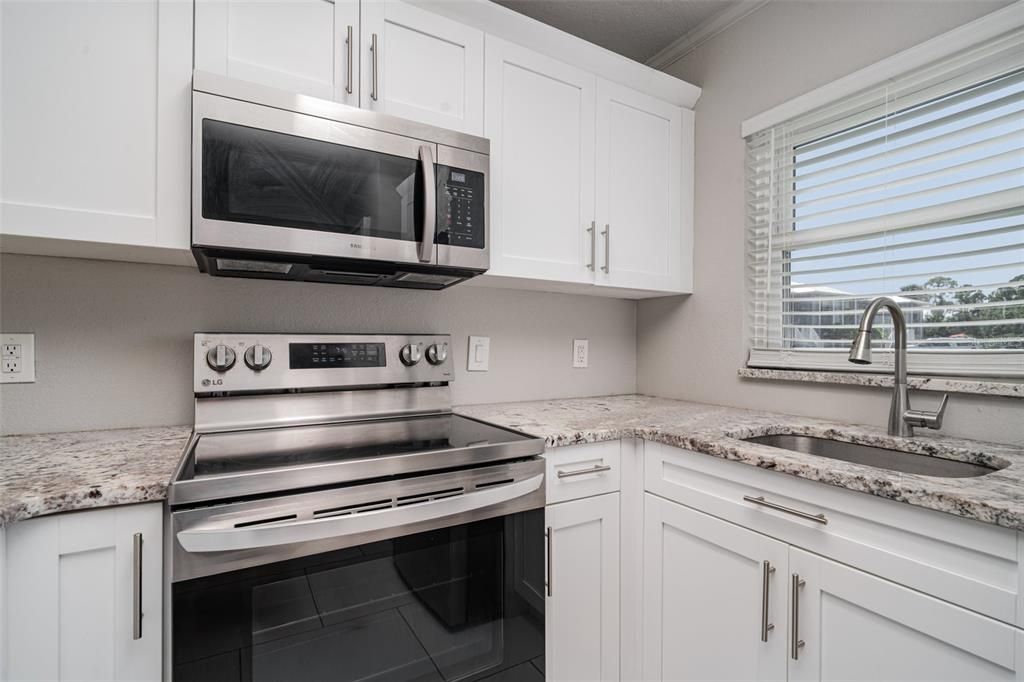 For Sale: $169,900 (2 beds, 2 baths, 860 Square Feet)