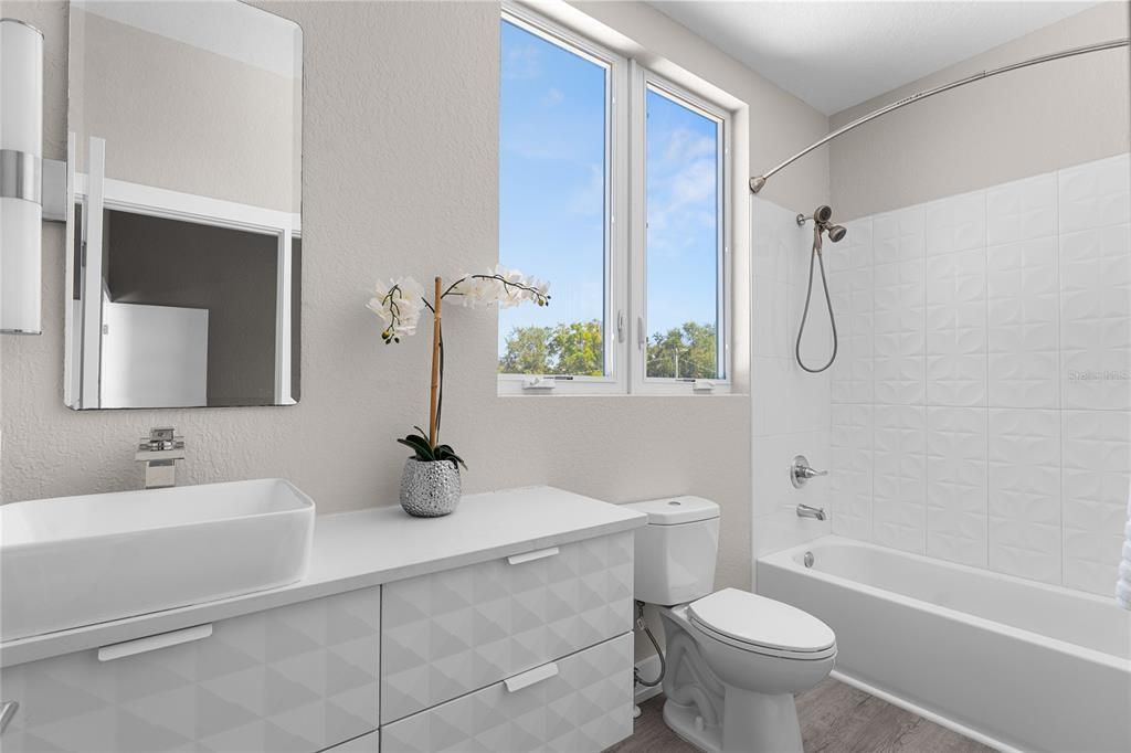 Activo con contrato: $929,000 (4 camas, 3 baños, 2540 Pies cuadrados)